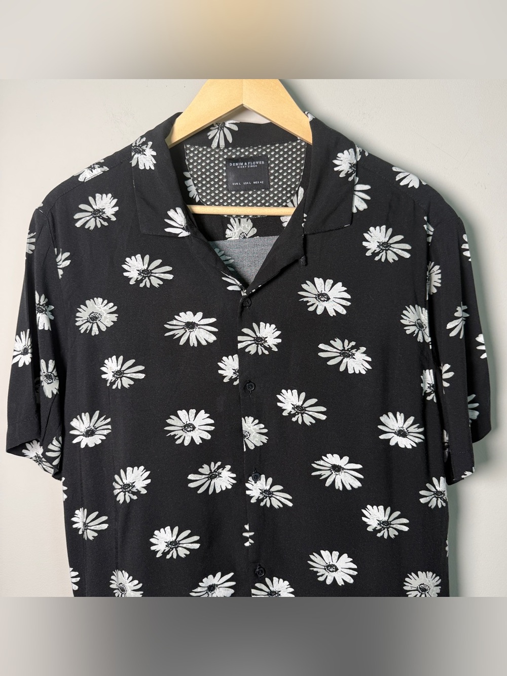 Denim & Flower Ricky Singh Black Daisy Print Camp Collar Mens Shirt Size L - Picture 2 of 7